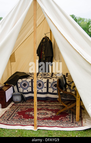 Accampati degli officer di accampamento tenda a Thunder su di Roanoke Guerra civile americana rievocazione storica in Plymouth, North Carolina, Stati Uniti d'America. Foto Stock