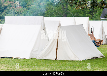 Thunder su di Roanoke Guerra civile americana la rievocazione accampamento tenda a Plymouth, North Carolina, Stati Uniti d'America. Foto Stock