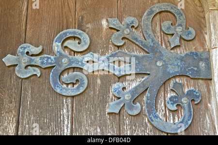 Rustico porta vecchia cerniera sul vecchio edificio Foto Stock