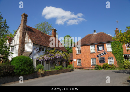 Il Glicine coperte tradizionali di Kentish clapboard cottage in villaggio Smarden Kent REGNO UNITO Foto Stock