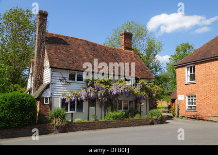 Il Glicine coperte tradizionali di Kentish clapboard cottage in villaggio Smarden Kent REGNO UNITO Foto Stock