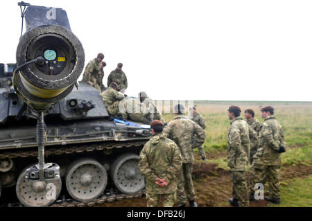 Challenger Mk ll serbatoio di battaglia. Esercito britannico unità di riserva di formazione con il tempo pieno reggimenti regolari, in questo caso il Royal Kings ussari che sono un reggimento di serbatoio e operare Challenger Mk ll 60 t di carri armati. Salisbury Plain, UK. Foto Stock