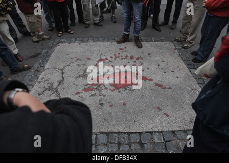 Sarajevo roses le macchie che sono state decorticate durante l'assedio e successivamente verniciato. Le rose sono un memoriale di dove un mortaio shell. Foto Stock