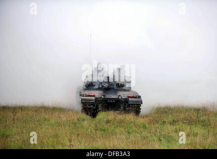 Challenger Mk ll serbatoio di battaglia. Esercito britannico unità di riserva di formazione con il tempo pieno reggimenti regolari, in questo caso il Royal Kings ussari che sono un reggimento di serbatoio e operare Challenger Mk ll 60 t di carri armati. Salisbury Plain, UK. Foto di Geoff Moore/DMS/Alamy LIve News Foto Stock