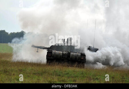 Challenger Mk ll serbatoio di battaglia. Esercito britannico unità di riserva di formazione con il tempo pieno reggimenti regolari, in questo caso il Royal Kings ussari che sono un reggimento di serbatoio e operare Challenger Mk ll 60 t di carri armati. Salisbury Plain, UK. Foto di Geoff Moore/DMS/Alamy LIve News Foto Stock