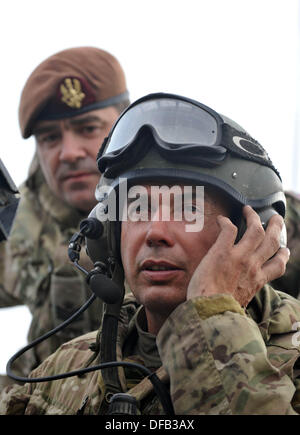 Salisbury Plain, UK. 1 ottobre 2013. Esercito britannico unità di riserva sono ora di formazione con il tempo pieno reggimenti regolari in questo caso il Royal Kings ussari che sono un reggimento di serbatoio e operare Challenger Mk ll 60 t di carri armati. Questo corso di formazione si svolge in 3 settimane sulla Piana di Salisbury con la Royal Wessex Yeomanry essendo il primo ad essere insegnate di queste nuove competenze. Top, Staff Sgt Andrew O'Donnell insegnamento delle competenze del serbatoio ad un soldato di riserva. 01 ottobre, 2013 foto di Geoff Moore/DMS/Alamy LIve News Foto Stock