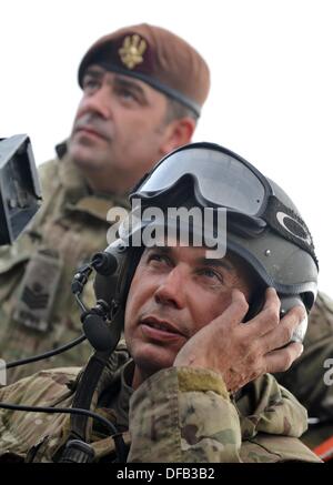 Salisbury Plain, UK. 1 ottobre 2013. Esercito britannico unità di riserva sono ora di formazione con il tempo pieno reggimenti regolari in questo caso il Royal Kings ussari che sono un reggimento di serbatoio e operare Challenger Mk ll 60 t di carri armati. Questo corso di formazione si svolge in 3 settimane sulla Piana di Salisbury con la Royal Wessex Yeomanry essendo il primo ad essere insegnate di queste nuove competenze. Top, Staff Sgt Andrew O'Donnell insegnamento delle competenze del serbatoio ad un soldato di riserva. 01 ottobre, 2013 foto di Geoff Moore/DMS/Alamy LIve News Foto Stock