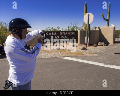 Casa Grande, Arizona, Stati Uniti. 1° Ott, 2013. Un uomo prende una foto del cancello per la Casa Grande resti in Casa Grande, AZ. Le rovine sono un US National Monument e sono stati chiusi martedì a causa della parziale chiusura del governo statunitense. Tutti i monumenti nazionali e i parchi nazionali sono stati chiuso il martedì. Il governo degli Stati Uniti ha chiuso la maggior parte non essenziali servizi federali martedì. L'arresto è essere il primo negli Stati Uniti in 17 anni. Più di 700.000 confederazione dei lavoratori potrebbero essere inviati a casa in aspettativa senza assegni, con nessuna garanzia di torna a pagamento una volta che la situazione di stallo è finita. (Credito Immagine: © Jack Kurtz/ZUMAPRESS.co Foto Stock