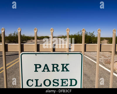 Casa Grande, Arizona, Stati Uniti. 1° Ott, 2013. La porta di accesso alla Casa Grande resti in Casa Grande, AZ. Le rovine sono un US National Monument e sono stati chiusi martedì a causa della parziale chiusura del governo statunitense. Tutti i monumenti nazionali e i parchi nazionali sono stati chiuso il martedì. Il governo degli Stati Uniti ha chiuso la maggior parte non essenziali servizi federali martedì. L'arresto è essere il primo negli Stati Uniti in 17 anni. Più di 700.000 confederazione dei lavoratori potrebbero essere inviati a casa in aspettativa senza assegni, con nessuna garanzia di torna a pagamento una volta che la situazione di stallo è finita. © Jack Kurtz/ZUMAPRESS.com/Alamy Live News Foto Stock