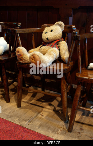 Orsacchiotto di peluche in piccola sedia, St. Giles Church, Barlestone, Leicestershire, England, Regno Unito Foto Stock