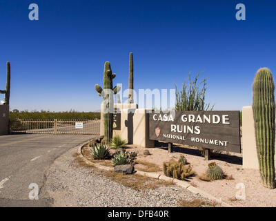 Casa Grande, Arizona, Stati Uniti. 1° Ott, 2013. L'ingresso alla Casa Grande resti in Casa Grande, AZ. Le rovine sono un US National Monument e sono stati chiusi martedì a causa della parziale chiusura del governo statunitense. Tutti i monumenti nazionali e i parchi nazionali sono stati chiuso il martedì. Il governo degli Stati Uniti ha chiuso la maggior parte non essenziali servizi federali martedì. L'arresto è essere il primo negli Stati Uniti in 17 anni. Più di 700.000 confederazione dei lavoratori potrebbero essere inviati a casa in aspettativa senza assegni, con nessuna garanzia di torna a pagamento una volta che la situazione di stallo è finita. © Jack Kurtz/ZUMAPRESS.com/Alamy Live News Foto Stock