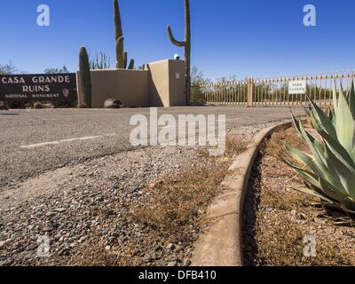 Casa Grande, Arizona, Stati Uniti. 1° Ott, 2013. L'ingresso alla Casa Grande resti in Casa Grande, AZ. Le rovine sono un US National Monument e sono stati chiusi martedì a causa della parziale chiusura del governo statunitense. Tutti i monumenti nazionali e i parchi nazionali sono stati chiuso il martedì. Il governo degli Stati Uniti ha chiuso la maggior parte non essenziali servizi federali martedì. L'arresto è essere il primo negli Stati Uniti in 17 anni. Più di 700.000 confederazione dei lavoratori potrebbero essere inviati a casa in aspettativa senza assegni, con nessuna garanzia di torna a pagamento una volta che la situazione di stallo è finita. © Jack Kurtz/ZUMAPRESS.com/Alamy Live News Foto Stock