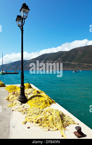 Le reti da pesca asciugando fuori sul porto Molo Vassiliki Vasiliki Lefkada Lefkada isola greca Grecia Foto Stock