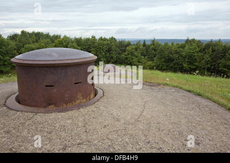 Mitragliatrice la torretta e la cupola di osservazione sulla Fort Douaumont Foto Stock