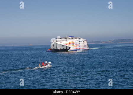 Un Condor traghetto arriva in St Peter Port a Guernsey Foto Stock