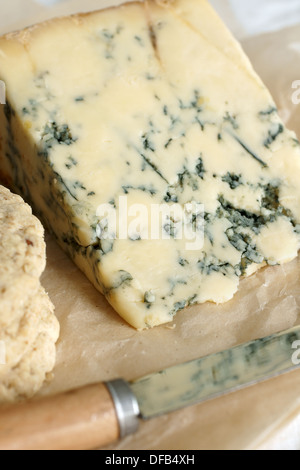 Del formaggio Stilton su di età compresa la carta pergamena con biscotti di avena Foto Stock