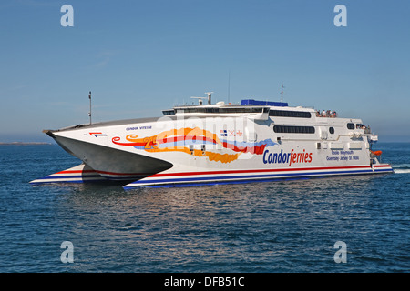 Un Condor traghetto arriva in St Peter Port a Guernsey Foto Stock