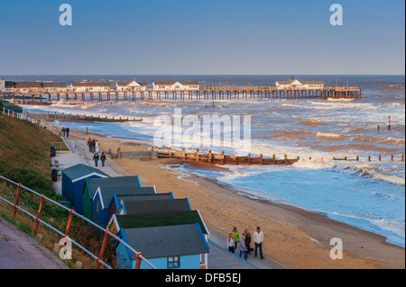 Il molo e la spiaggia di capanne in Southwold, Suffolk, Inghilterra, Regno Unito Foto Stock