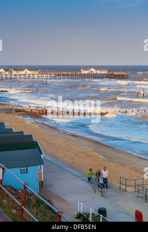 Il molo e la spiaggia di capanne in Southwold, Suffolk, Inghilterra, Regno Unito Foto Stock