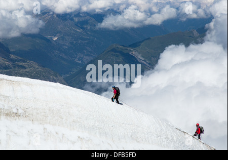 Gli alpinisti sul Mont Blanc, Chamonix, Aiguille du Midi Alpi Foto Stock