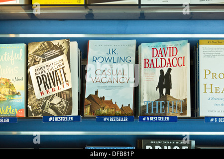 Ripiano di libri più venduti JK Rowling Casual Vacancy David Baldacci Hit James Patterson Mark Sullivan Berlino privato Foto Stock