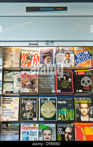 Riviste aziendali per la vendita sul ripiano in bookstore Foto Stock