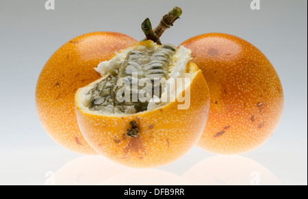 Dolce granadilla o grenadia (passiflora ligularis frutta). Foto Stock