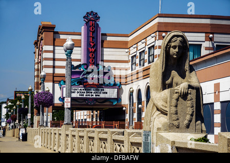 Statua sulla Aurora Memorial Bridge Aurora Illinois e Hollywood Casino in background Foto Stock