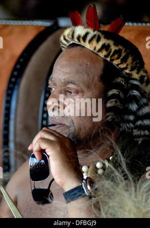 Re Goodwill Zwelithini orologi come migliaia di fanciulle Zulu partecipare nella danza Reed dove ragazze dopo aver subito una verginità Foto Stock