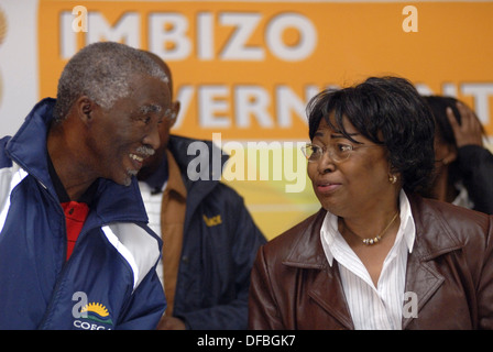 Il Presidente Thabo Mbeki parla con il Ministro Heakth Manto Tshabalala-Msimang durante Imbizo presidenziale in Ladysmith 6 Ottobre Foto Stock