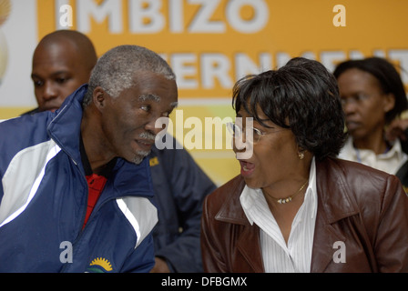 Il Presidente Thabo Mbeki parla con il Ministro Heakth Manto Tshabalala-Msimang durante Imbizo presidenziale in Ladysmith 6 Ottobre Foto Stock