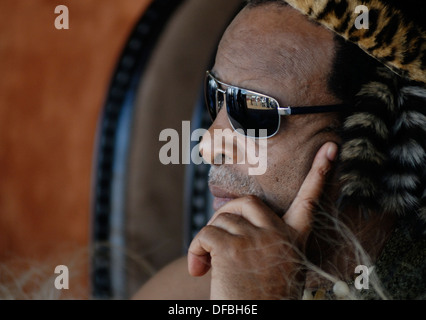 Re Goodwill Zwelithini orologi come migliaia di fanciulle Zulu partecipare nella danza Reed dove ragazze dopo aver subito una verginità Foto Stock