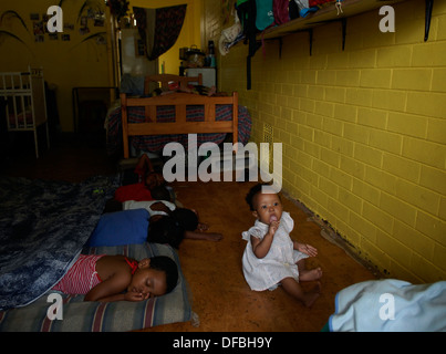 I bambini durante il tempo di spegnimento a La Creche Othandweni in Durban città interna, 25 novembre 2008. Rogan Ward Foto Stock
