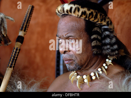 Re Goodwill Zwelithini orologi come migliaia di fanciulle Zulu partecipare nella danza Reed dove ragazze dopo aver subito una verginità Foto Stock