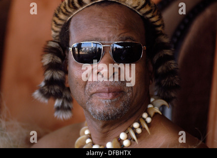 Re Goodwill Zwelithini orologi come migliaia di fanciulle Zulu partecipare nella danza Reed dove ragazze dopo aver subito una verginità Foto Stock