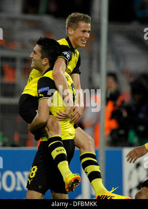 Dortmund, Germania . 01 ott 2013. UEFA Champions League 2013/14, 1.10.2013, fase di gruppo, seconda giornata, Signal Iduna Arena, Dortmund, Borussia Dortmund - Olympique Marsiglia ---- 3:0 Nuri Sahin ascensori Eric Durm (entrambi Dortmund) nella celebrazione di Durms assits per l'obiettivo del 1:0 © kolvenbach/Alamy Live News Foto Stock