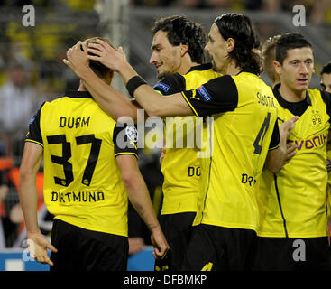 Dortmund, Germania . 01 ott 2013. UEFA Champions League 2013/14, 1.10.2013, fase di gruppo, seconda giornata, Signal Iduna Arena, Dortmund, Borussia Dortmund - Olympique Marsiglia ---- Mats Hummels (2nd.da sinistra) e Neven Subotic congratularmi con Eric Durm nella celebrazione di Durms assits per l'obiettivo del 1:0, segnato da Robert Lewandowski (destro) , tutti Dortmund © kolvenbach/Alamy Live News Foto Stock