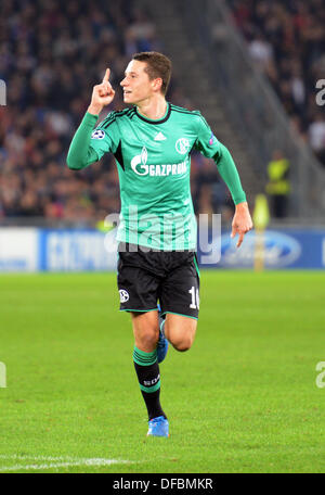 Basel, Svizzera. 01 ott 2013. Schalke di Julian Draxler celebra il 1-0 obiettivo durante la Champions League Gruppo E match tra FC Basel e FC Schalke a St. Jakob Park Stadium di Basilea, Svizzera, 01 ottobre 2013. Foto: PATRICK SEEGER/dpa/Alamy Live News Foto Stock