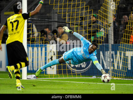 Dortmund, Germania . 01 ott 2013. UEFA Champions League 2013/14, 1.10.2013, fase di gruppo, seconda giornata, Signal Iduna Arena, Dortmund, Borussia Dortmund - Olympique Marsiglia ---- Dopo un calcio di punizione da Reus (non raffigurata) Marseille portiere Steve Mandanda permette una palla passa la linea di traguardo per il 2:0 a sinistra: Pierre-Emmerick Aubameyang © kolvenbach/Alamy Live News Foto Stock