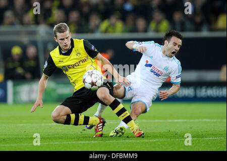 Dortmund, Germania . 01 ott 2013. UEFA Champions League 2013/14, 1.10.2013, fase di gruppo, seconda giornata, Signal Iduna Arena, Dortmund, Borussia Dortmund - Olympique Marsiglia ---- Sven Bender (BVB) e Mathieu Valbuena © kolvenbach/Alamy Live News Foto Stock