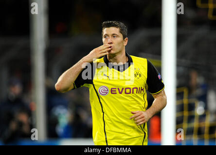 Dortmund, Germania . 01 ott 2013. UEFA Champions League 2013/14, 1.10.2013, fase di gruppo, seconda giornata, Signal Iduna Arena, Dortmund, Borussia Dortmund - Olympique Marsiglia ---- Robert Lewandowski (BVB) celebra il suo obiettivo di penalità per il 3:0 con un bacio © kolvenbach/Alamy Live News Foto Stock