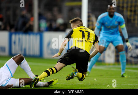 Dortmund, Germania . 01 ott 2013. UEFA Champions League 2013/14, 1.10.2013, fase di gruppo, seconda giornata, Signal Iduna Arena, Dortmund, Borussia Dortmund - Olympique Marsiglia ---- Marco Reus (BVB) cade in area di rigore dopo un fallo di Nicolas Nkoulou. Destra: Steve Mandanda © kolvenbach/Alamy Live News Foto Stock