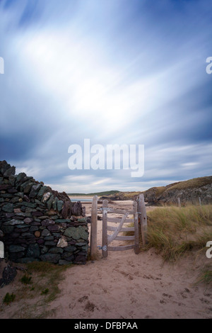 Fotografie con lunghi tempi di esposizione di Llanddwyn Island o Ynys Llanddwyn sull'Isola di Anglesey, Galles, Regno Unito parte della spiaggia di Newborough Foto Stock