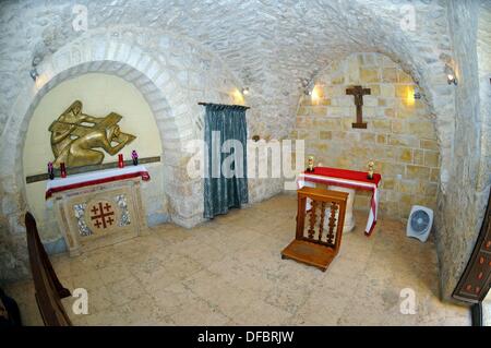 La cappella francescana della quinta stazione della Via Dolorosa, dove l'evento biblico è commemorato, in cui i romani costretto il Passirio-da Simone di Cirene a portare la traversa per Gesù sul suo modo al suo crucification, in Gerusalemme, Israele, 12 settembre 2013. La Via Dolorosa (via della sofferenza) è una strada della città vecchia di Gerusalemme chiamato dopo il percorso di Gesù di Nazaret ha camminato per la sua crucification. Gesù portava la croce sulla quale egli è morto più tardi attraverso la strada che dall'Antonia Fortezza, poi sede di Pilato, al Golgota, il luogo dove la sua tomba è presumibilmente trova. Al di sopra di questo pl Foto Stock