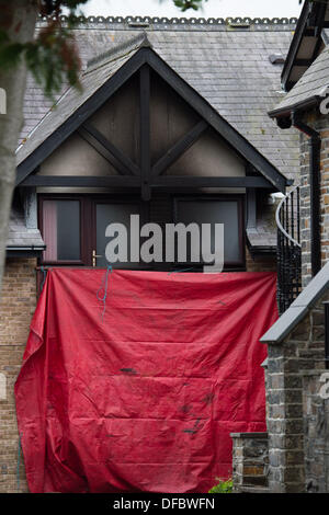 Aberystwyth, Wales, Regno Unito . 02oct, 2013. Una donna anziana , creduto di essere nel suo 70's, è morto in un incendio presso il suo appartamento nel Glyn Padarn al riparo complesso di abitazioni, Llanbadarn Aberystwyth UK, azionato da Tai Cantref housing association i servizi di emergenza sono stati avvisati alle 20.30 di martedì sera ed evacuato tutti i rimanenti 27 residenti, 25 dei quali sono stati autorizzati a ritornare nelle loro proprietà a 2.00am questa mattina, con solo gli occupanti andare i due appartamenti adiacenti a fuoco ancora non è in grado di tornare a casa Aberystwyth Wales UK, mercoledì 2 ottobre 2013 Foto © keith morris © keith morris/Alam Foto Stock