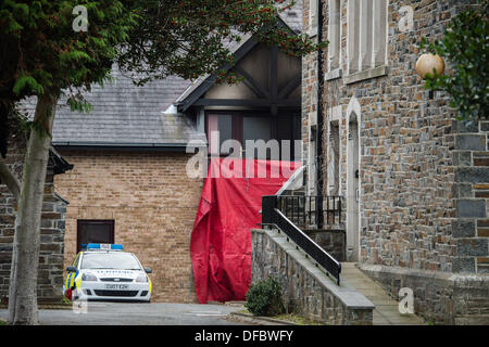 Aberystwyth, Wales, Regno Unito . 02oct, 2013. Una donna anziana , creduto di essere nel suo 70's, è morto in un incendio presso il suo appartamento nel Glyn Padarn al riparo complesso di abitazioni, Llanbadarn Aberystwyth UK, azionato da Tai Cantref housing association i servizi di emergenza sono stati avvisati alle 20.30 di martedì sera ed evacuato tutti i rimanenti 27 residenti, 25 dei quali sono stati autorizzati a ritornare nelle loro proprietà a 2.00am questa mattina, con solo gli occupanti andare i due appartamenti adiacenti a fuoco ancora non è in grado di tornare a casa Aberystwyth Wales UK, mercoledì 2 ottobre 2013 Foto © keith morris © keith morris/Alam Foto Stock