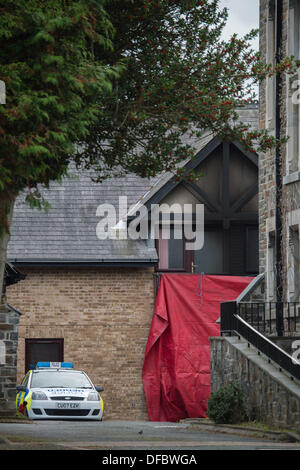 Aberystwyth, Wales, Regno Unito . 02oct, 2013. Una donna anziana , creduto di essere nel suo 70's, è morto in un incendio presso il suo appartamento nel Glyn Padarn al riparo complesso di abitazioni, Llanbadarn Aberystwyth UK, azionato da Tai Cantref housing association i servizi di emergenza sono stati avvisati alle 20.30 di martedì sera ed evacuato tutti i rimanenti 27 residenti, 25 dei quali sono stati autorizzati a ritornare nelle loro proprietà a 2.00am questa mattina, con solo gli occupanti andare i due appartamenti adiacenti a fuoco ancora non è in grado di tornare a casa Aberystwyth Wales UK, mercoledì 2 ottobre 2013 Foto © keith morris © keith morris/Alam Foto Stock