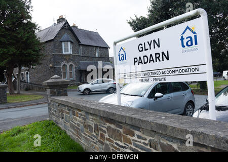 Aberystwyth, Wales, Regno Unito . 02oct, 2013. Una donna anziana , creduto di essere nel suo 70's, è morto in un incendio presso il suo appartamento nel Glyn Padarn al riparo complesso di abitazioni, Llanbadarn Aberystwyth UK, azionato da Tai Cantref housing association i servizi di emergenza sono stati avvisati alle 20.30 di martedì sera ed evacuato tutti i rimanenti 27 residenti, 25 dei quali sono stati autorizzati a ritornare nelle loro proprietà a 2.00am questa mattina, con solo gli occupanti andare i due appartamenti adiacenti a fuoco ancora non è in grado di tornare a casa Aberystwyth Wales UK, mercoledì 2 ottobre 2013 Foto © keith morris © keith morris/Alam Foto Stock