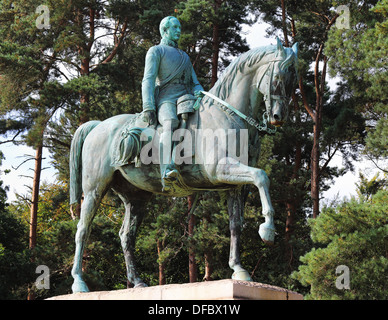 Statua di bronzo di Prince Albert a cavallo impostato su un plinto in Windsor Great Park Foto Stock