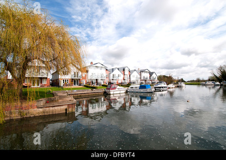 Vista generale del staithe a Loddon, Norfolk, sul fiume Chet. Foto Stock